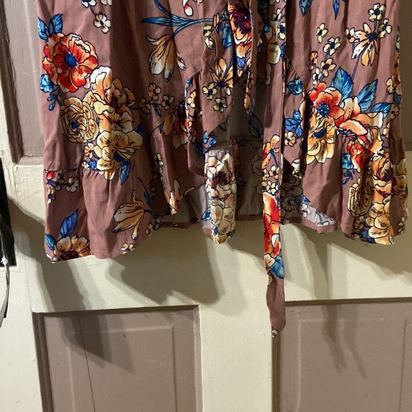 Flowered wrap around dress - Picture 2 of 6